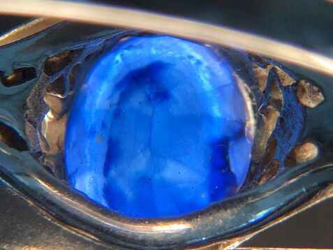 Lattice diffused sapphire shows color concentrations at facet junctions